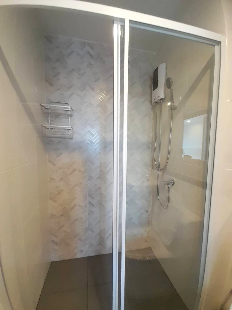 For rent: Regent Home Wutthakat, Building A, 21st floor. Very high floor, good ventilation, not hot. Stunning built-in furnishings. Don't miss out!