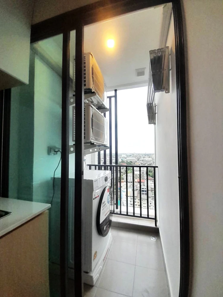 For rent: Regent Home Wutthakat, Building A, 21st floor. Very high floor, good ventilation, not hot. Stunning built-in furnishings. Don't miss out!