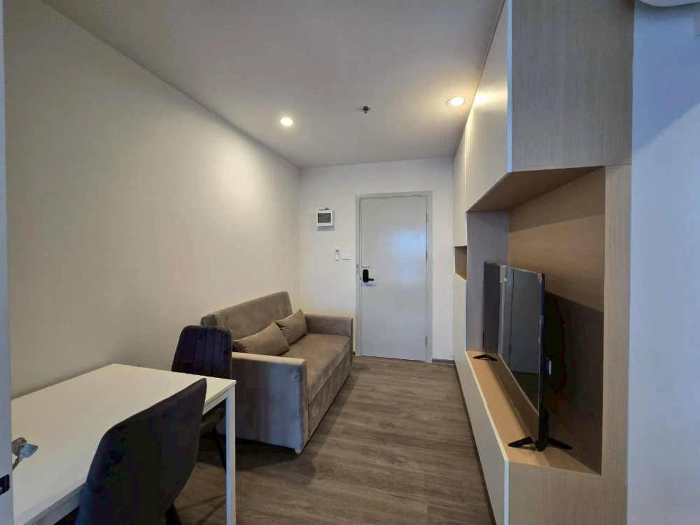 For rent: Regent Home Wutthakat, Building A, 21st floor. Very high floor, good ventilation, not hot. Stunning built-in furnishings. Don't miss out!