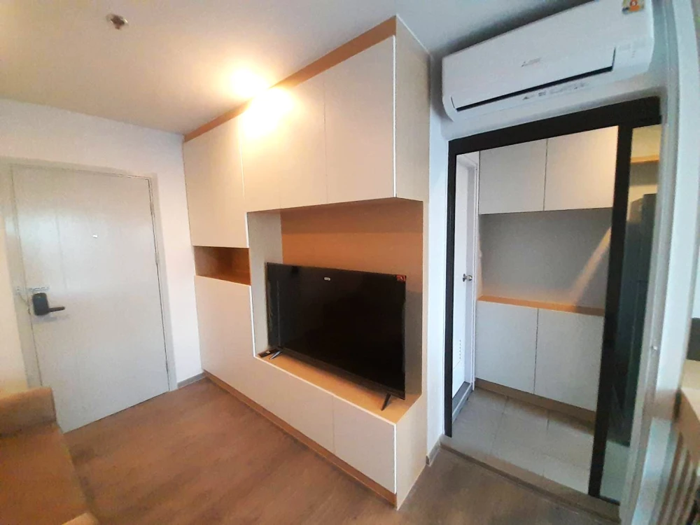For rent: Regent Home Wutthakat, Building A, 21st floor. Very high floor, good ventilation, not hot. Stunning built-in furnishings. Don't miss out!