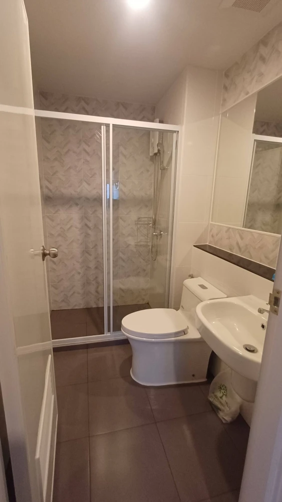 For rent: Regent Home Wutthakat. Well-partitioned rooms with separate zones. Affordable price. Everything you need is here. You must book now!