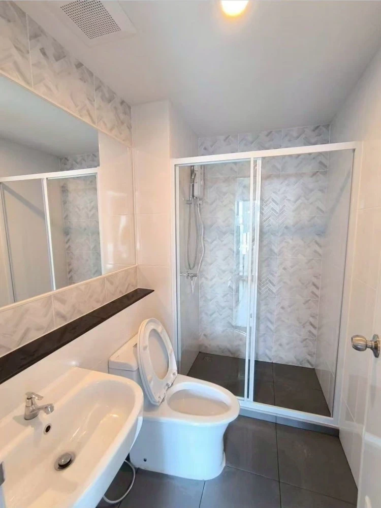 For rent: Regent Home Wutthakat. Fully furnished with built-in furniture, glass partition, and appliances. Don't miss this opportunity!