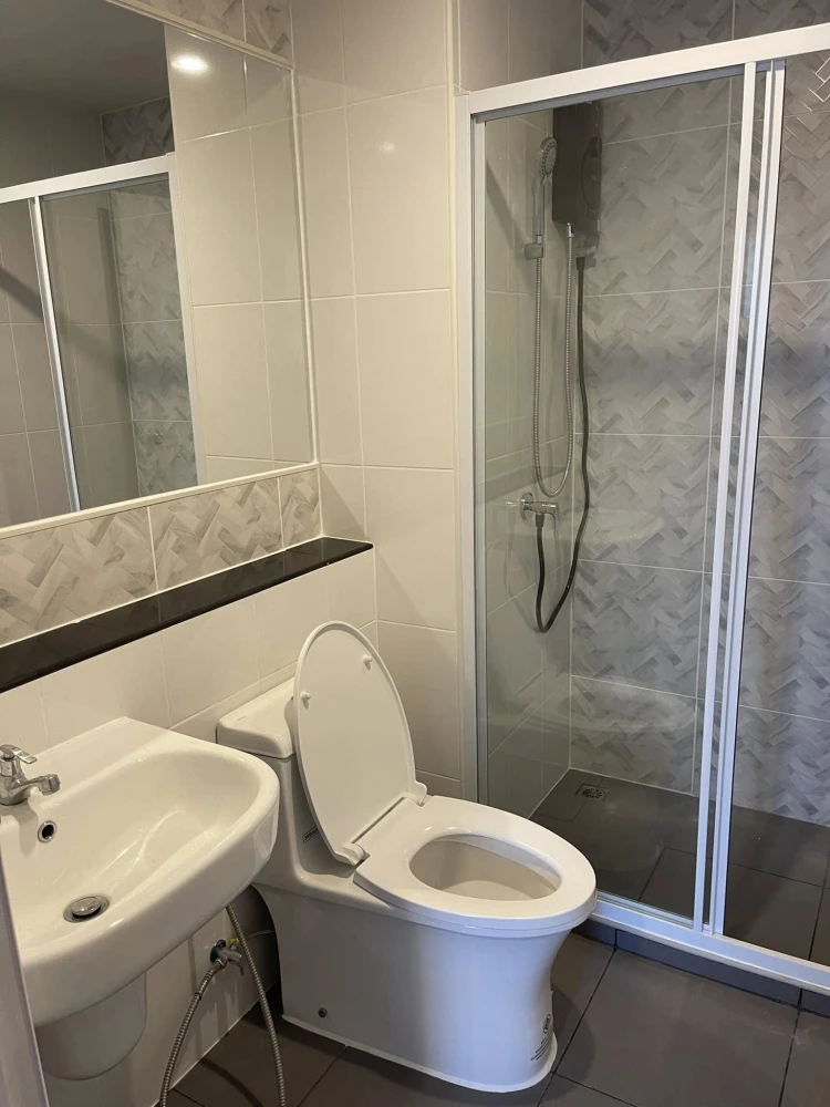 For rent: Regent Home Wutthakat, fully furnished apartment, high floor. Book now before it's too late!