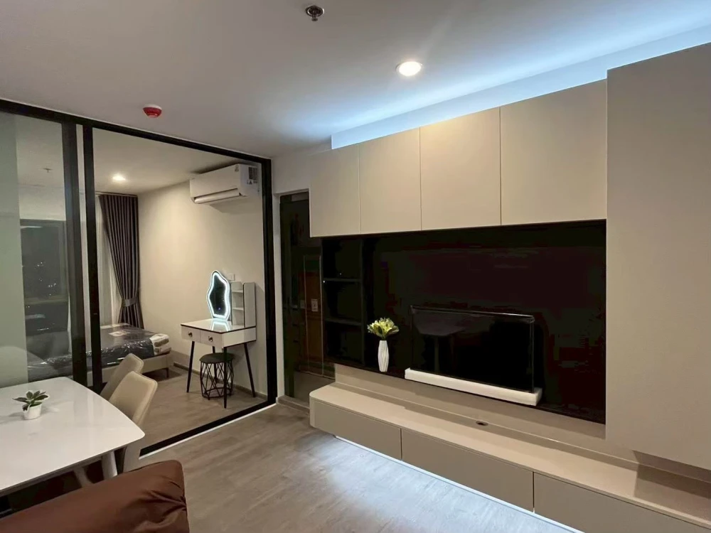 For rent: Regent Home Wutthakat, beautiful high-floor unit with stunning views and complete amenities. Ready to move in.