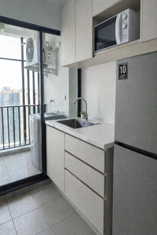 For rent: Regent Home Wutthakat, beautiful high-floor unit with stunning views and complete amenities. Ready to move in.
