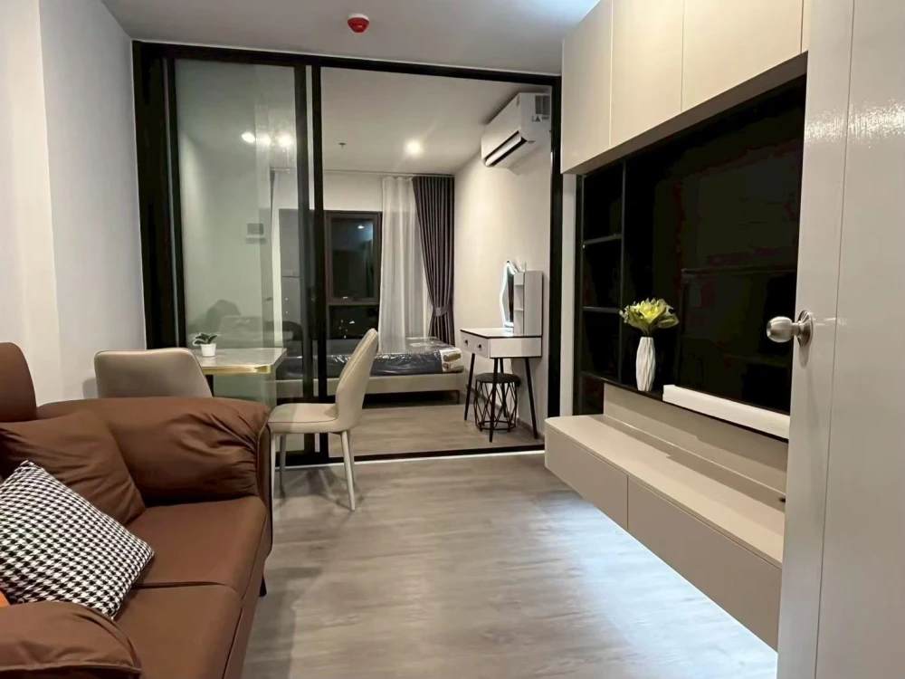 For rent: Regent Home Wutthakat, beautiful high-floor unit with stunning views and complete amenities. Ready to move in.