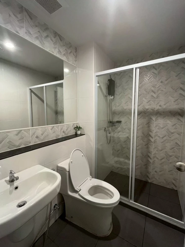 For rent: Regent Home Wutthakat, beautiful high-floor unit with stunning views and complete amenities. Ready to move in.