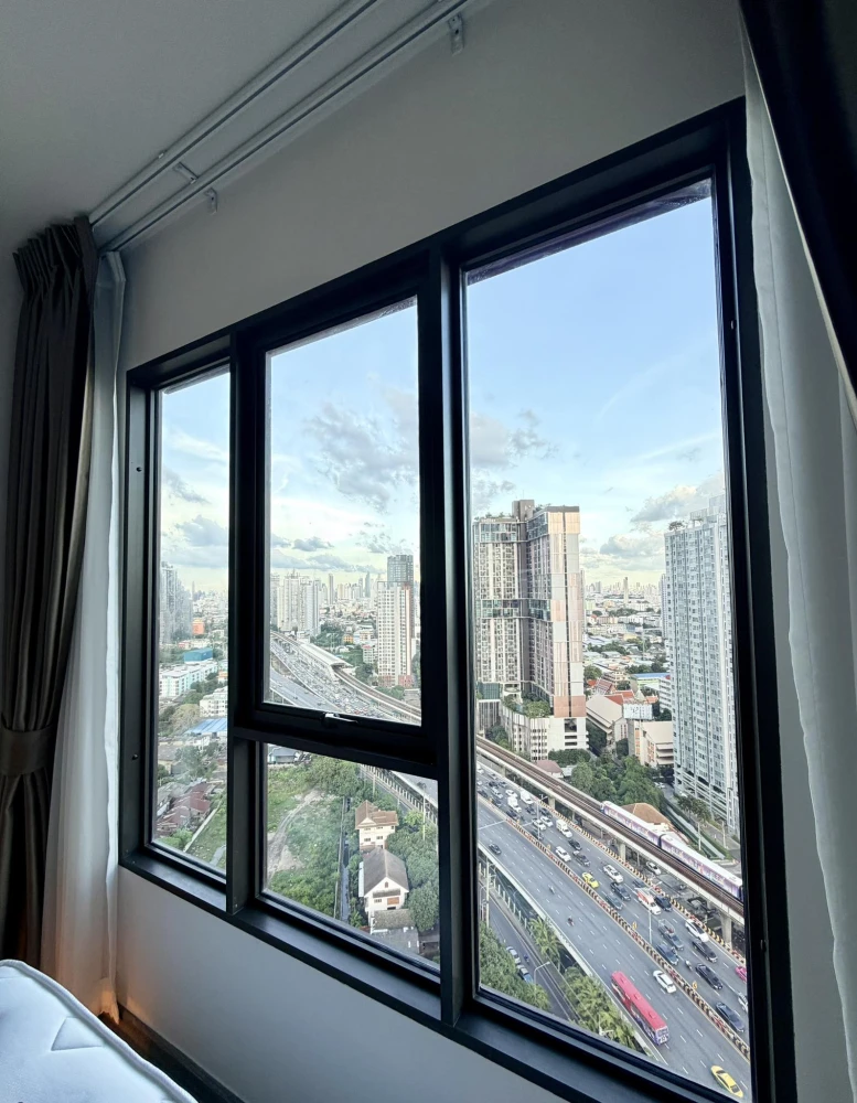 For rent: Regent Home Wutthakat, a beautiful, luxurious, minimalist room with built-in furniture throughout. The room is cool all day, not exposed to