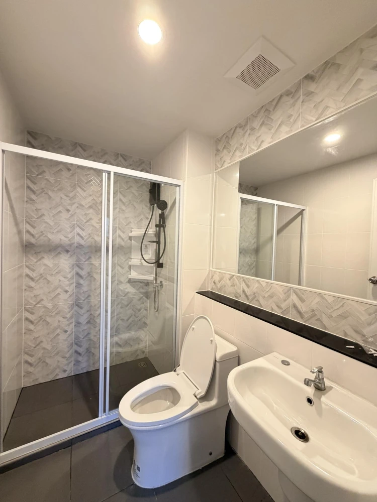 For rent: Regent Home Wutthakat, a beautiful, luxurious, minimalist room with built-in furniture throughout. The room is cool all day, not exposed to