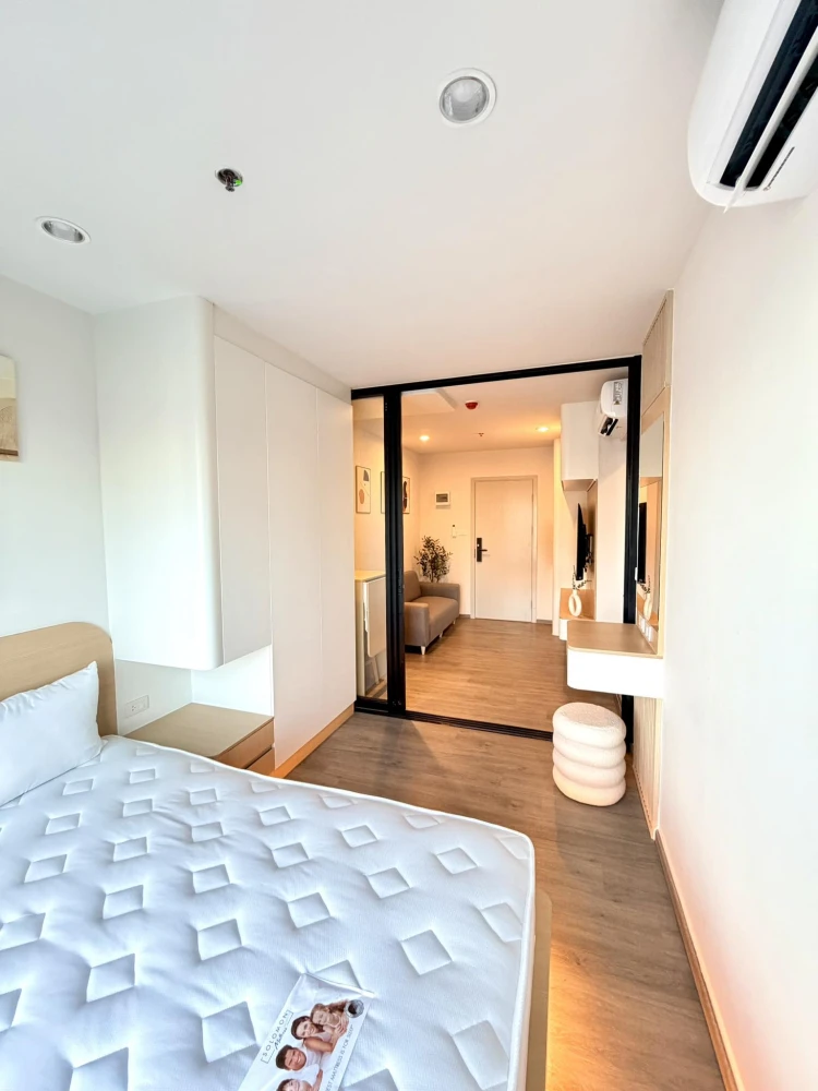 For rent: Regent Home Wutthakat, a beautiful, luxurious, minimalist room with built-in furniture throughout. The room is cool all day, not exposed to