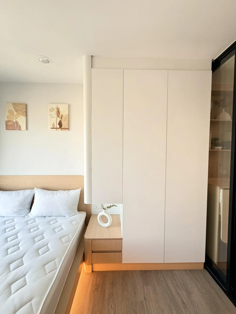 For rent: Regent Home Wutthakat, a beautiful, luxurious, minimalist room with built-in furniture throughout. The room is cool all day, not exposed to