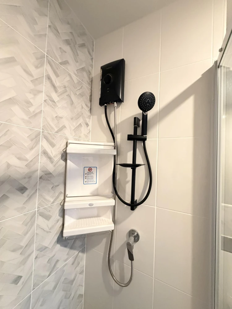 For rent: Regent Home Wutthakat, a beautiful, luxurious, minimalist room with built-in furniture throughout. The room is cool all day, not exposed to