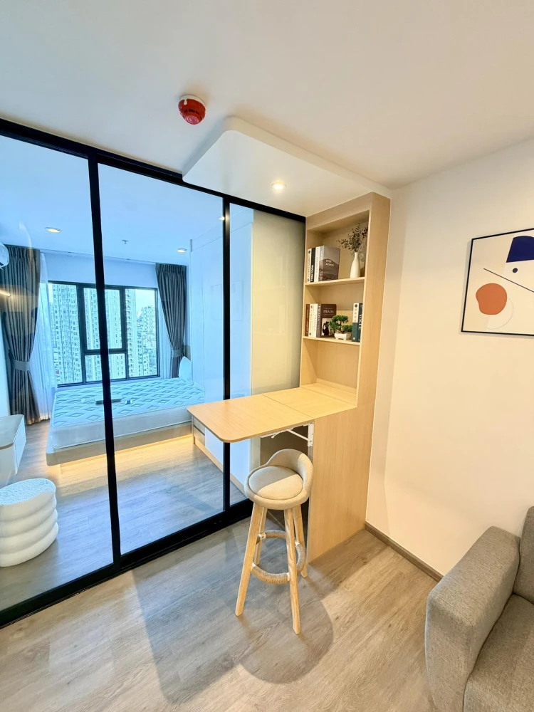 For rent: Regent Home Wutthakat, a beautiful, luxurious, minimalist room with built-in furniture throughout. The room is cool all day, not exposed to