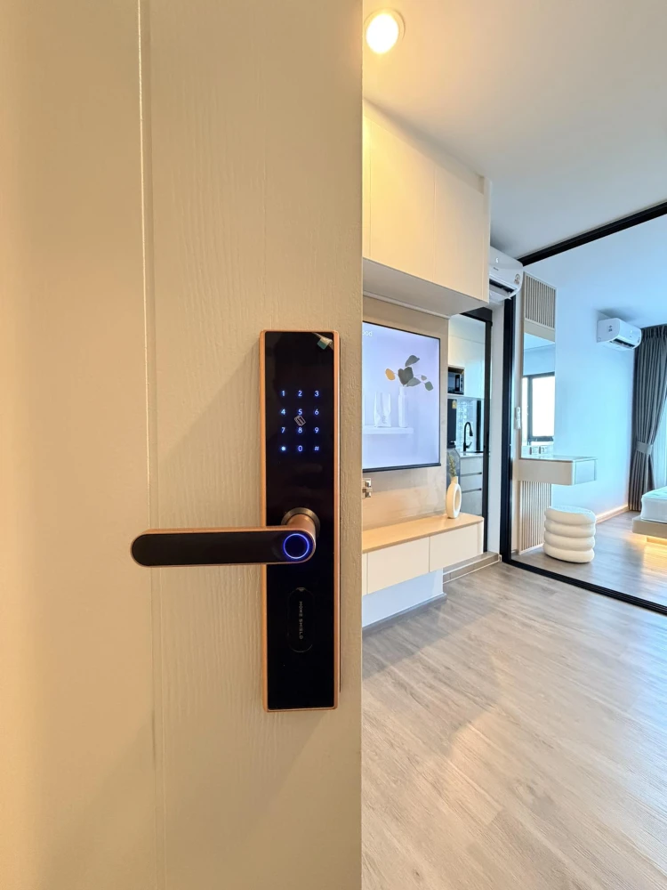 For rent: Regent Home Wutthakat, a beautiful, luxurious, minimalist room with built-in furniture throughout. The room is cool all day, not exposed to
