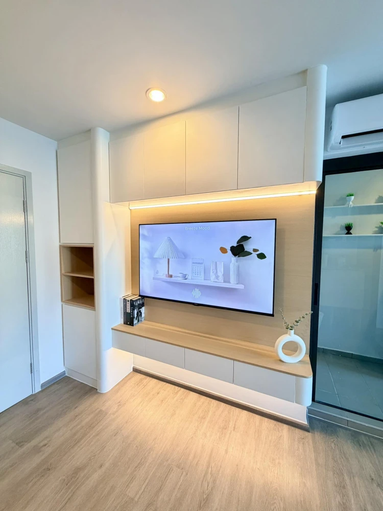 For rent: Regent Home Wutthakat, a beautiful, luxurious, minimalist room with built-in furniture throughout. The room is cool all day, not exposed to