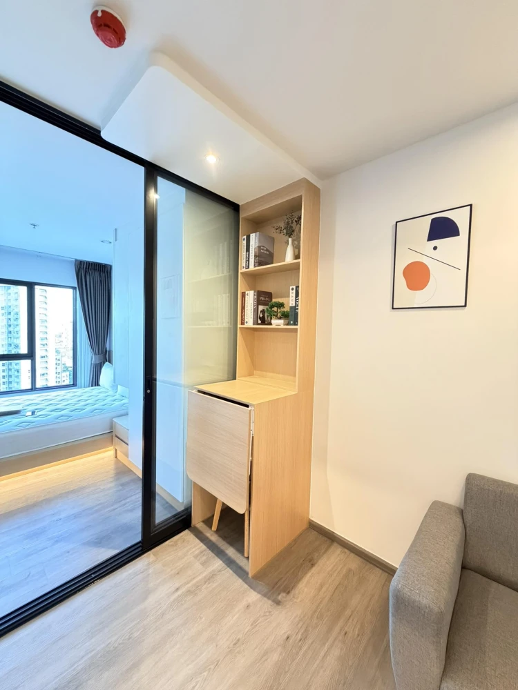 For rent: Regent Home Wutthakat, a beautiful, luxurious, minimalist room with built-in furniture throughout. The room is cool all day, not exposed to
