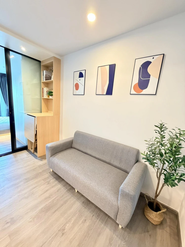 For rent: Regent Home Wutthakat, a beautiful, luxurious, minimalist room with built-in furniture throughout. The room is cool all day, not exposed to