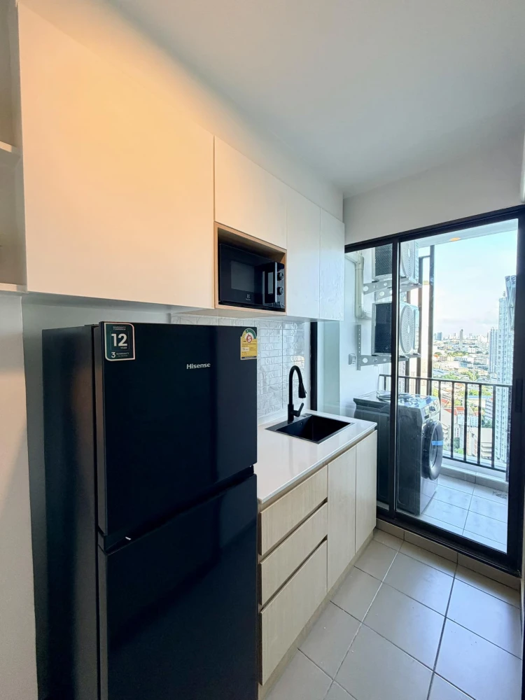 For rent: Regent Home Wutthakat, a beautiful, luxurious, minimalist room with built-in furniture throughout. The room is cool all day, not exposed to