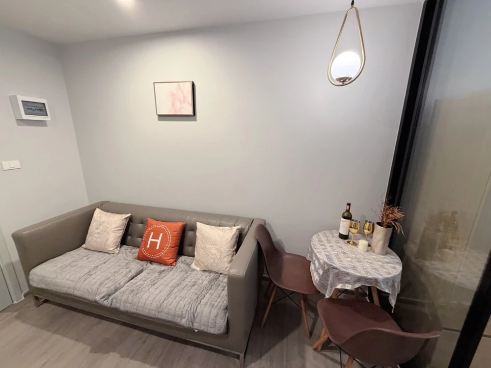 For rent: Regent Home Wutthakat, minimalist style room, fully furnished and equipped with appliances, ready to move in immediately.