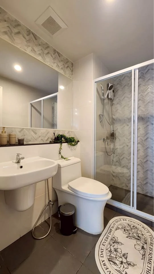 For rent: Regent Home Wutthakat. The room is on a very high floor with a beautiful city view. It's decorated with amazing built-ins and is as beautifu
