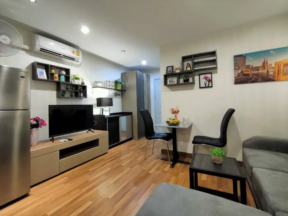 For rent: Regent Home Sukhumvit 81, beautiful pool view, wallpaper decoration, fully furnished, separate rooms, must book.