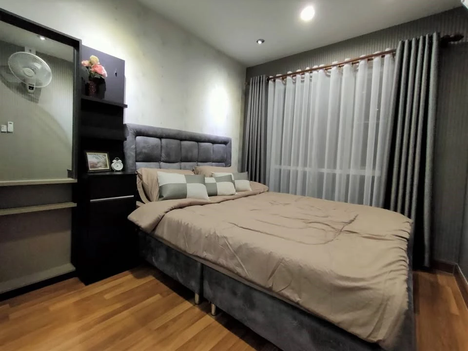 For rent: Regent Home Sukhumvit 81, beautiful pool view, wallpaper decoration, fully furnished, separate rooms, must book.