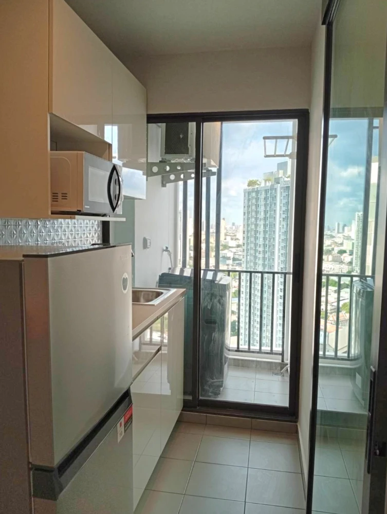 For rent: Regent Home Wutthakat, 28th floor, room with a great view, separated bedroom, good kitchen. You'll regret it if you miss it.