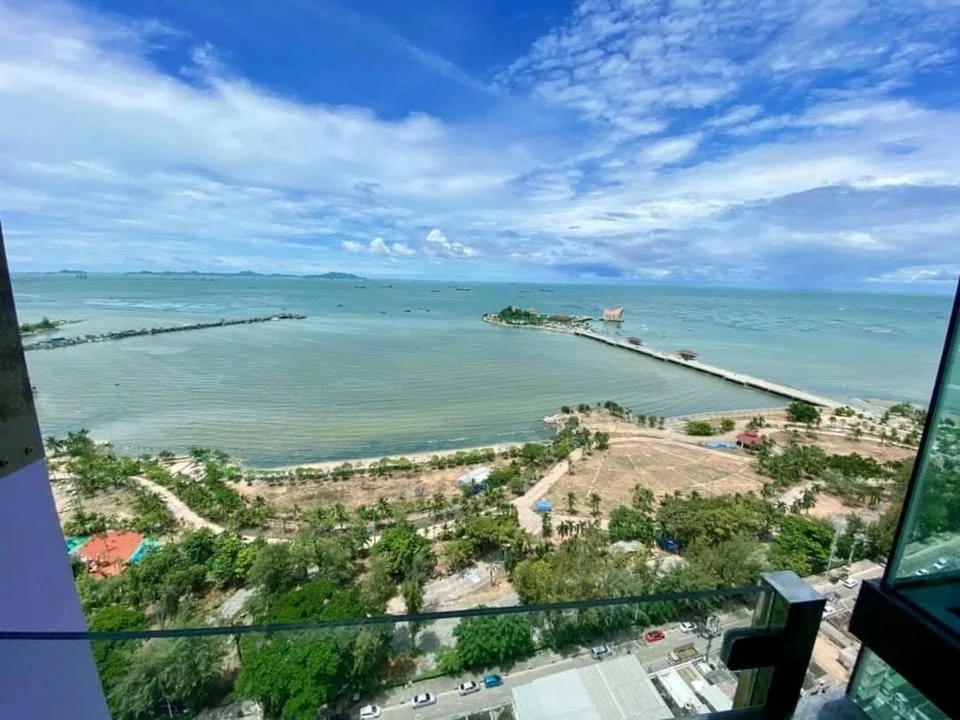 For rent: Ladda Plus Sriracha, next to Koh Loi, full sea view, 25th floor, beautifully decorated, looks very good. You will regret it if you miss it.