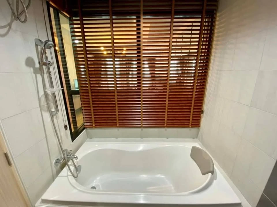 For rent: Ladda Plus Sriracha, next to Koh Loi, full sea view, 25th floor, beautifully decorated, looks very good. You will regret it if you miss it.