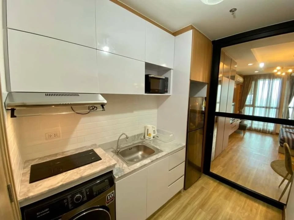 For rent: Ladda Plus Sriracha, next to Koh Loi, full sea view, 25th floor, beautifully decorated, looks very good. You will regret it if you miss it.