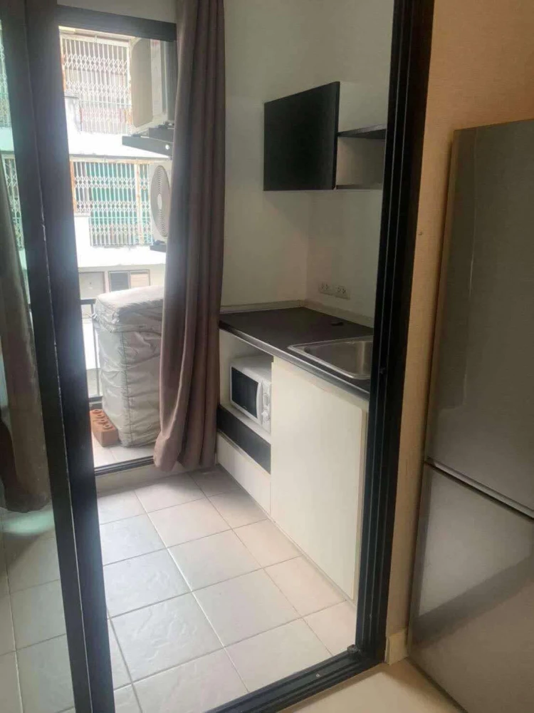 For rent: Lipp Ramkhamhaeng 43/1, 4th floor, corner unit. Very quiet and private. This is a must-book!