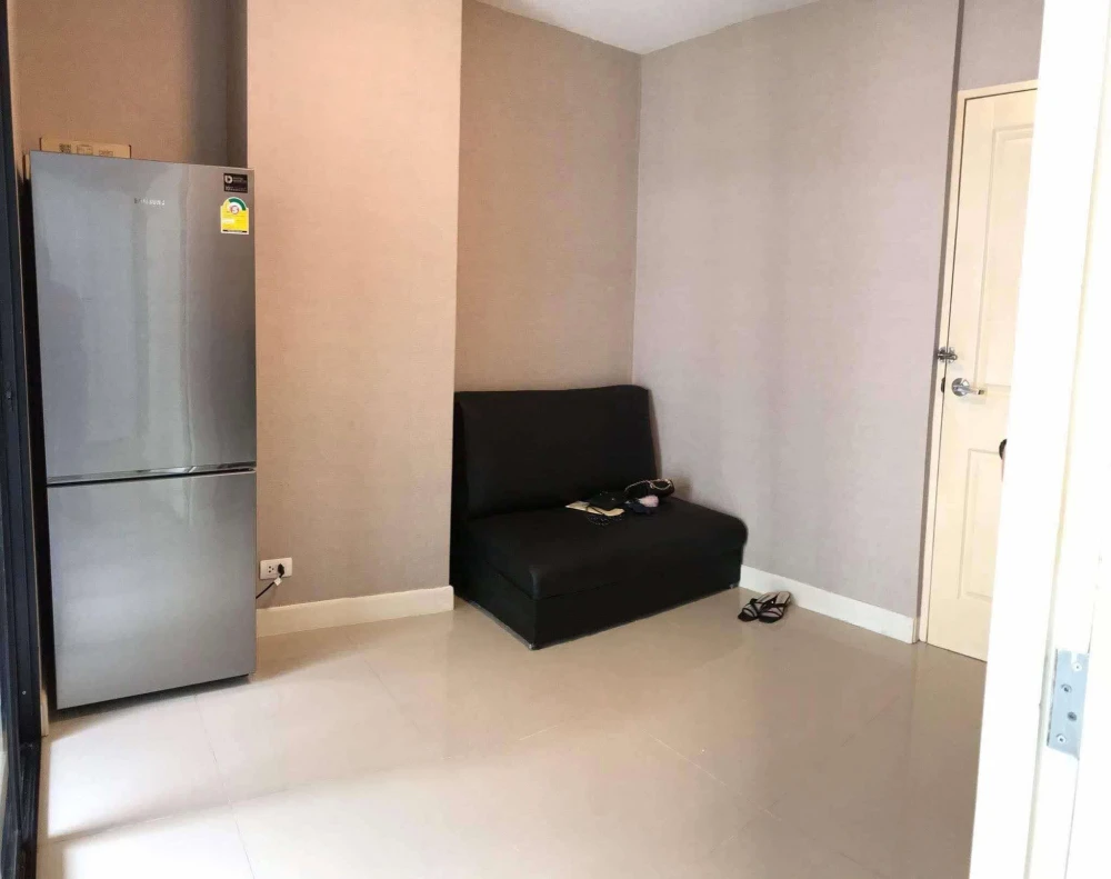 For rent: Lipp Ramkhamhaeng 43/1, 4th floor, corner unit. Very quiet and private. This is a must-book!