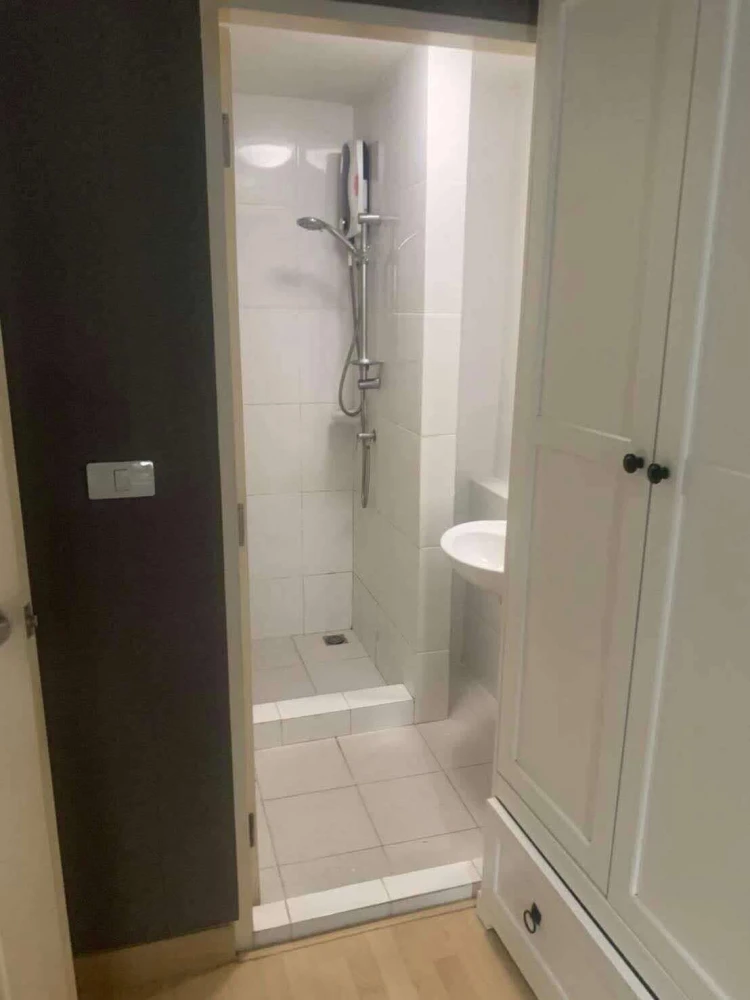 For rent: Lipp Ramkhamhaeng 43/1, 4th floor, corner unit. Very quiet and private. This is a must-book!