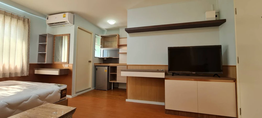 For rent: Lumpini Condo Town Chonburi-Sukhumvit, 6th floor unit. High-quality built-in furniture. Move-in ready!