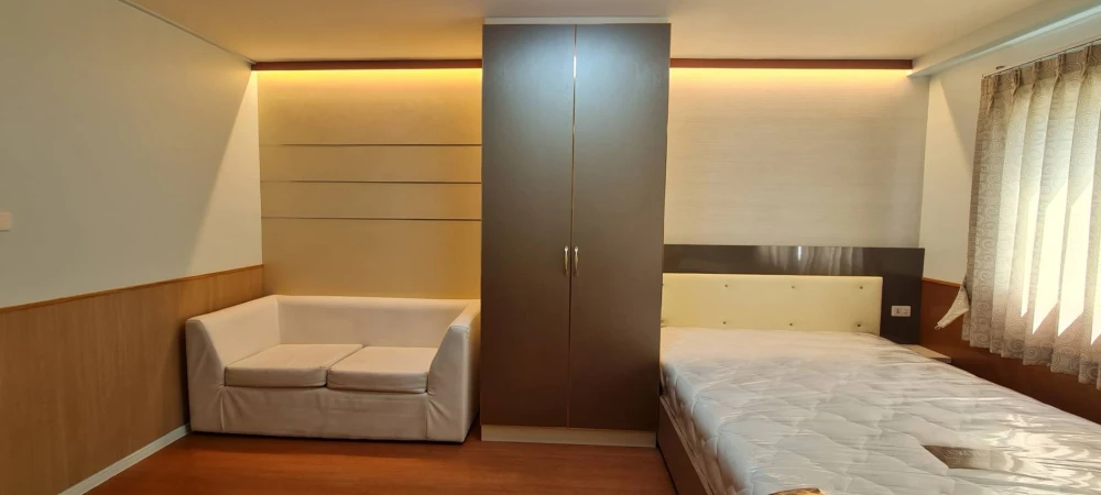 For rent: Lumpini Condo Town Chonburi-Sukhumvit, 6th floor unit. High-quality built-in furniture. Move-in ready!