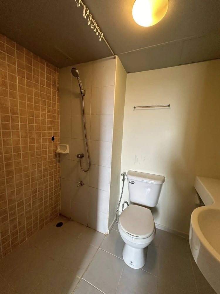 For rent: Lumpini Condo Town, Chonburi-Sukhumvit. Ready to move in, fully furnished, affordable price. Just bring your belongings and move in.