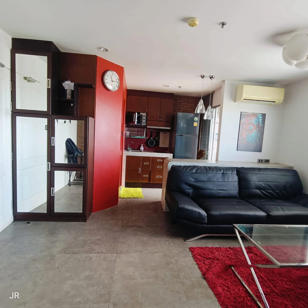 For rent: Lumpini Condo Town, North Pattaya, Sukhumvit (North Pattaya), 28th floor, good view, interested in booking now before missing out.