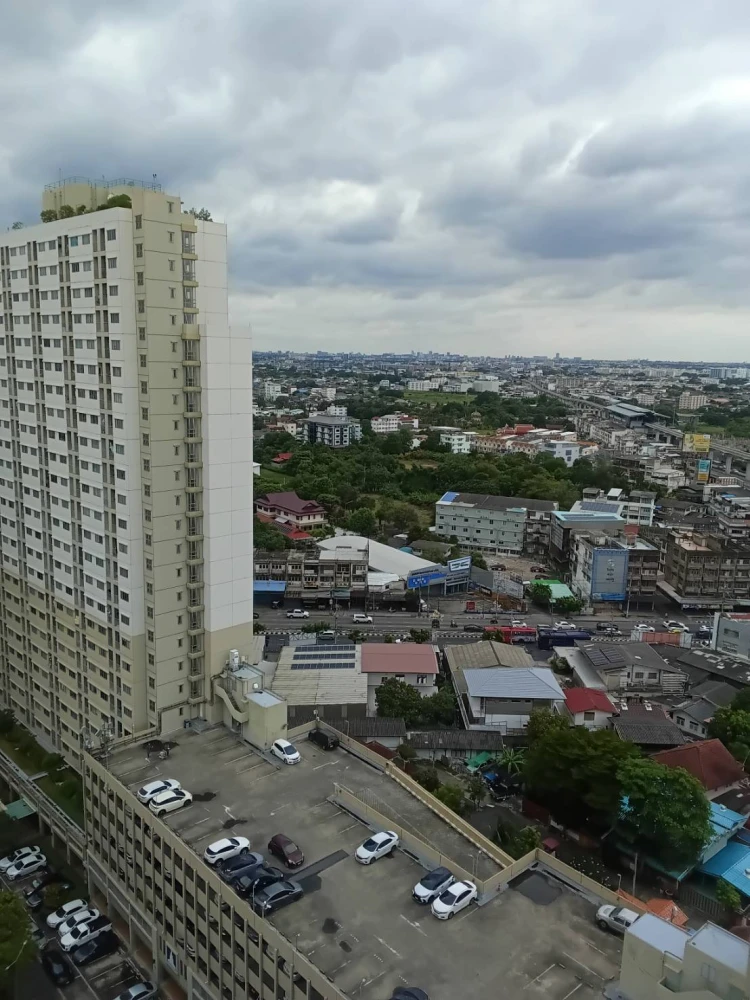 For rent: Lumpini Condo Town Ramintra-Nawamin, Building C, on Ramintra Road, 21st floor, very high, room in a soothing green tone, very livable.