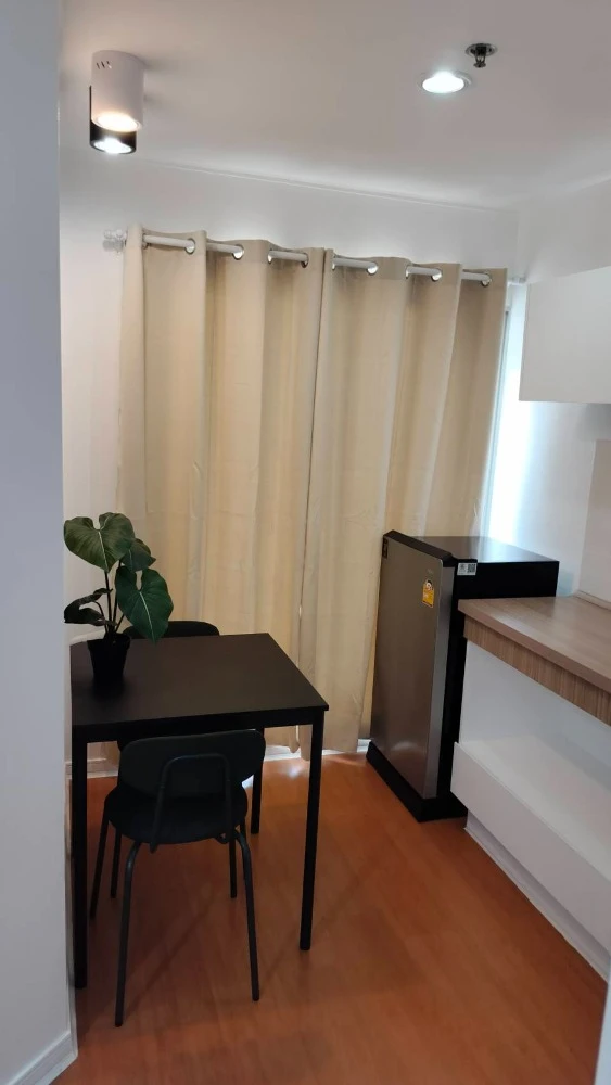 For rent: Lumpini Condo Town Ramintra-Nawamin, Building C, on Ramintra Road, 21st floor, very high, room in a soothing green tone, very livable.
