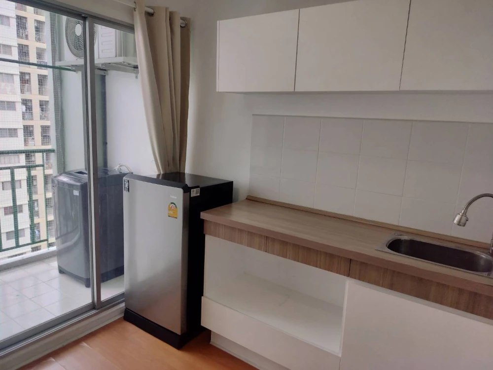 For rent: Lumpini Condo Town Ramintra-Nawamin, Building C, on Ramintra Road, 21st floor, very high, room in a soothing green tone, very livable.