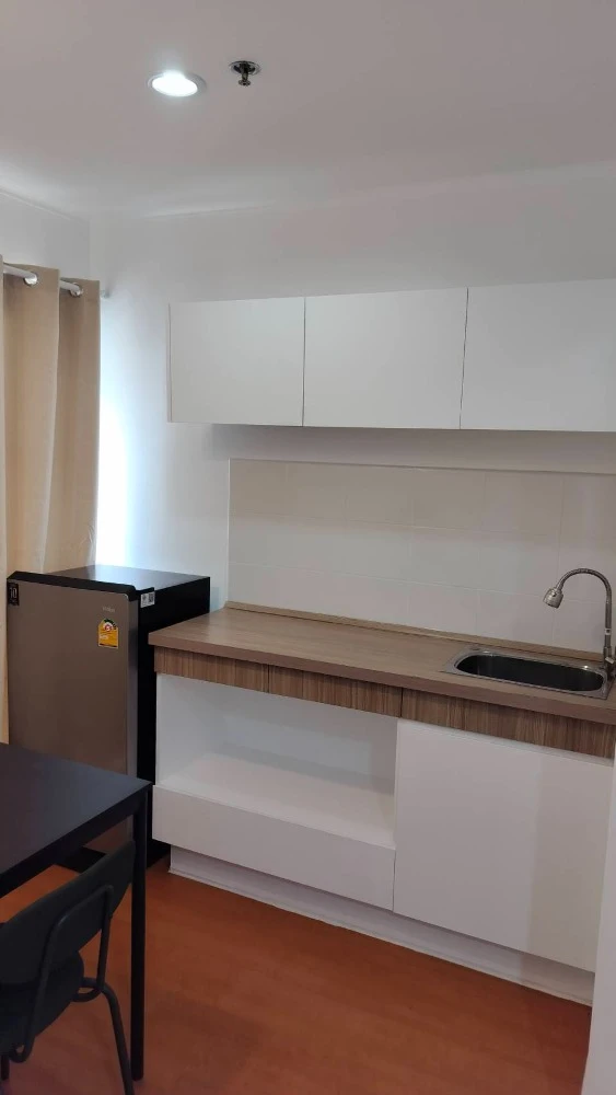 For rent: Lumpini Condo Town Ramintra-Nawamin, Building C, on Ramintra Road, 21st floor, very high, room in a soothing green tone, very livable.