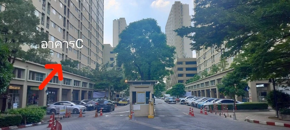 For rent: Lumpini Condo Town Ramintra-Nawamin, Building C, on Ramintra Road, 21st floor, very high, room in a soothing green tone, very livable.