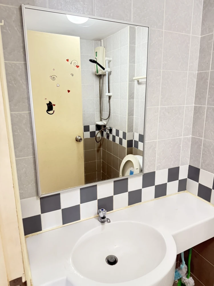 For rent: Lumpini Condo Town Ramintra - Lak Si, fully furnished with built-in wardrobe. This price is a must-see.