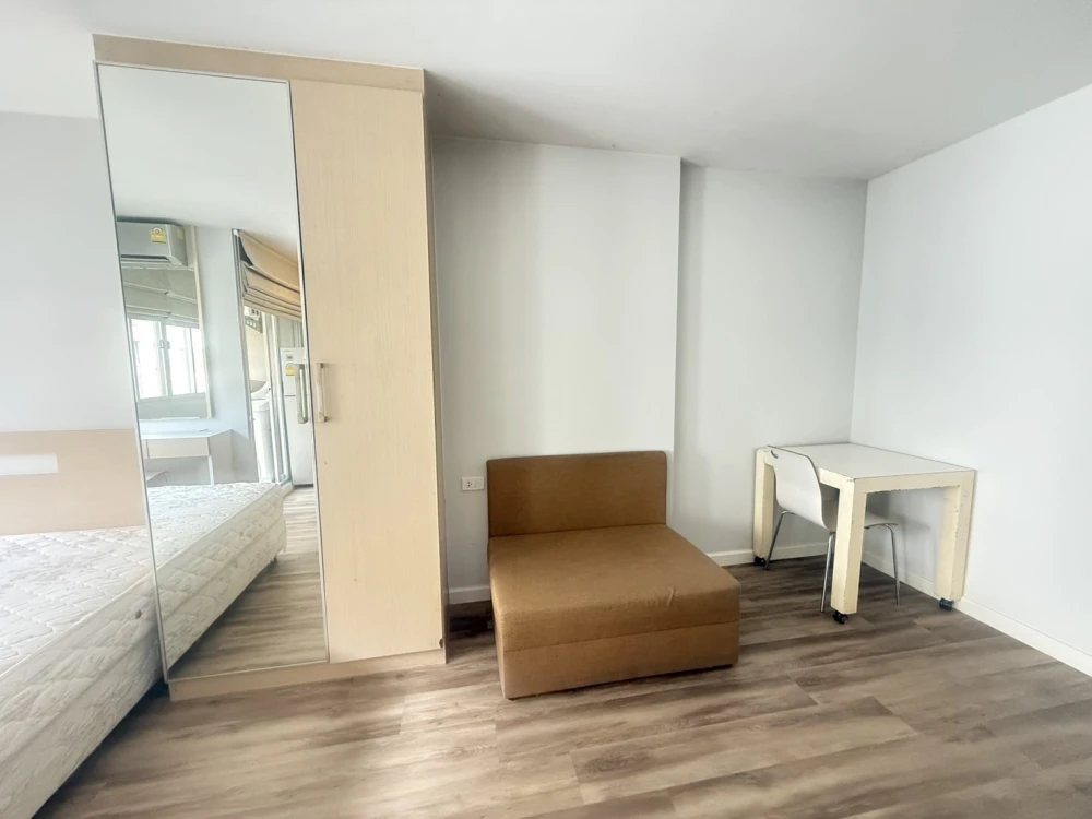 For rent: Lumpini Condo Town Ramintra - Lak Si, fully furnished with built-in wardrobe. This price is a must-see.