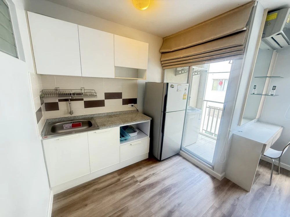 For rent: Lumpini Condo Town Ramintra - Lak Si, fully furnished with built-in wardrobe. This price is a must-see.