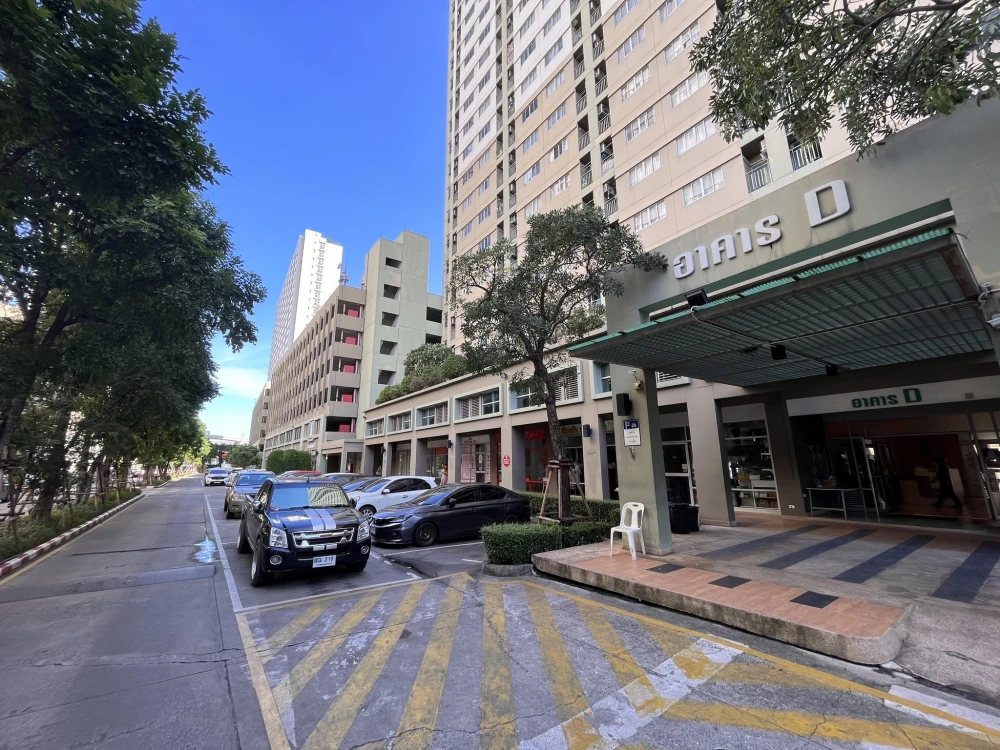 For rent: Lumpini Condo Town Ramintra-Nawamin, corner room with privacy, good price, hurry and reserve now.