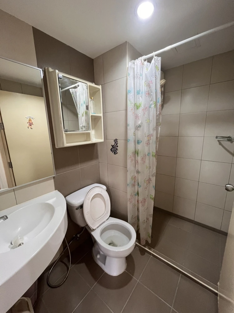 For rent: Lumpini Condo Town Ramintra-Nawamin, corner room with privacy, good price, hurry and reserve now.