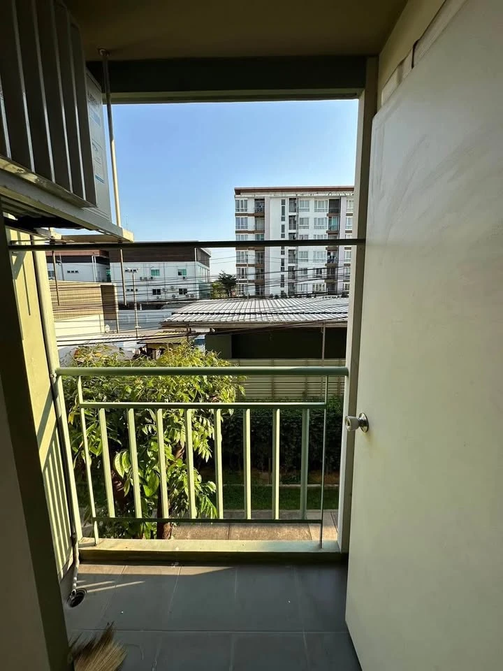 For rent: Lumpini Condo Town Romklao-Suvarnabhumi, great view, wind blows in all day, cool and comfortable, ready to move in immediately