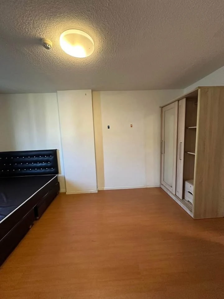 For rent: Lumpini Condo Town Romklao-Suvarnabhumi, great view, wind blows in all day, cool and comfortable, ready to move in immediately
