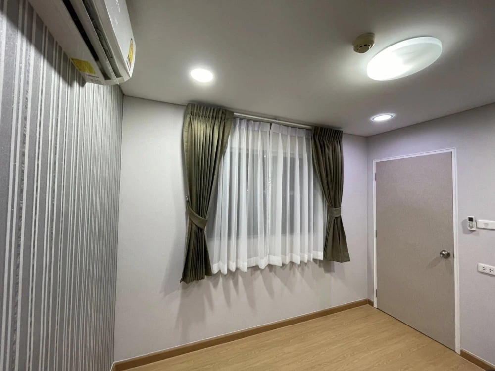 For rent: Lumpini Condo Town Romklao-Suvarnabhumi. Spacious and comfortable unit. Book now before it's too late!+++